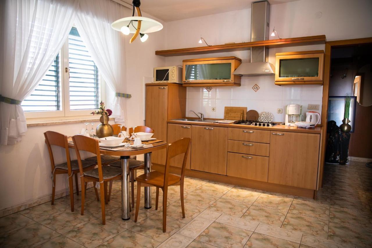 Villa Mareonda - Apartments Sussurro Ровінь Екстер'єр фото