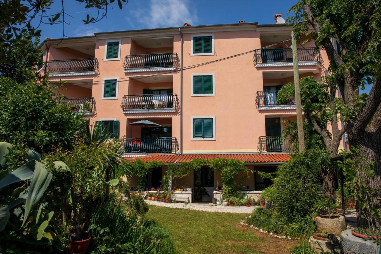 Villa Mareonda - Apartments Sussurro Ровінь Екстер'єр фото