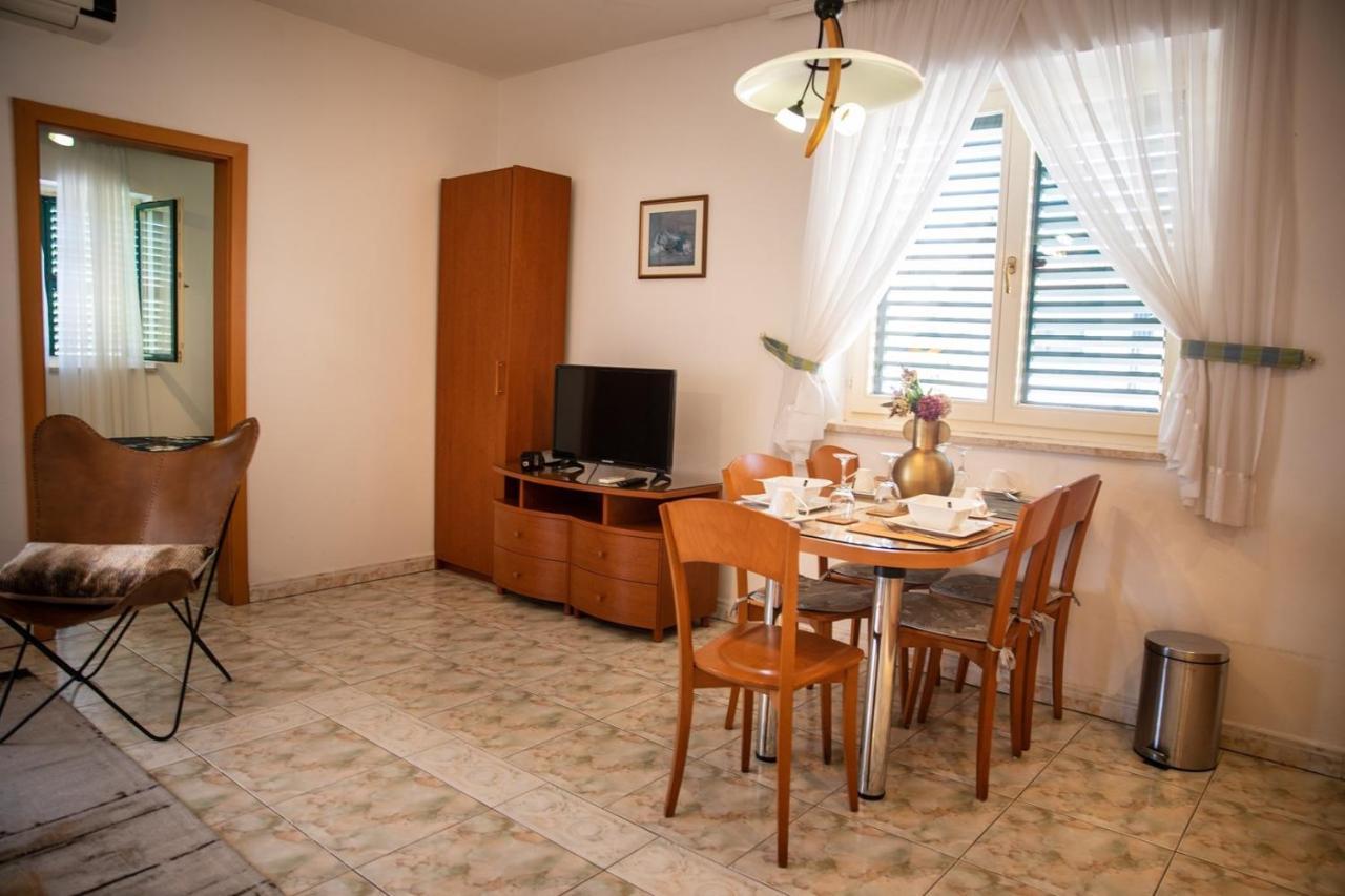 Villa Mareonda - Apartments Sussurro Ровінь Екстер'єр фото