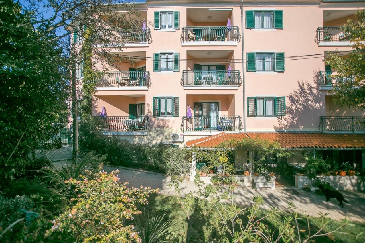 Villa Mareonda - Apartments Sussurro Ровінь Екстер'єр фото